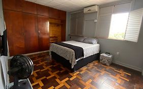 Quartos confortáveis em apartamento prox pç da República